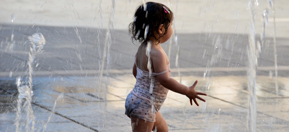 Nena refrescant-se a la font de Sant Roc. Autor: David B.