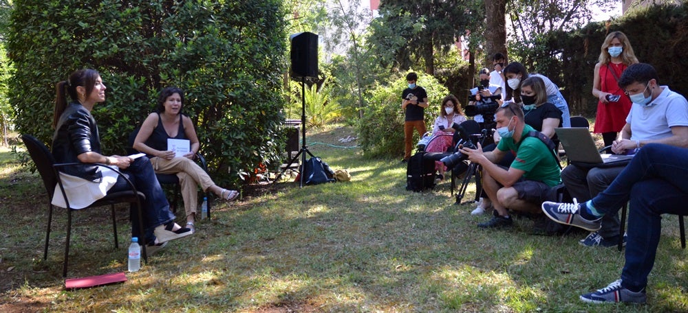 Foto portada: Marta Farrés i Marta Morell fent balanç dels dos anys de mandat, aquest dijous al pati del Ferran Casablancas. Autor: J.d.A. 
