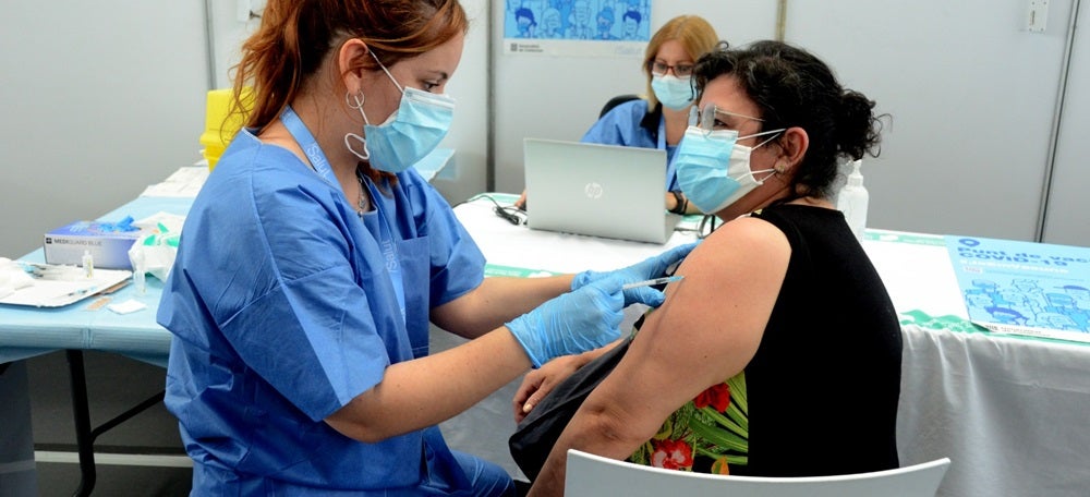 Foto portada: administració de la vacuna del coronavirus, el passat dimarts 1 de juny a la Pista Coberta d'Atletisme. Autor: David B. 