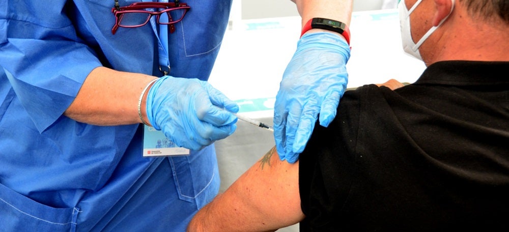 Foto portada: vacunació aquest dimarts a la pista coberta d'atletisme. Autor: David B.