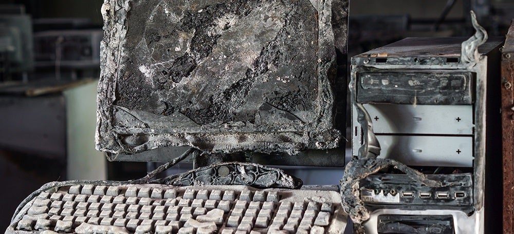 Foto portada: un ordinador cremat. Foto: Kaspersky.