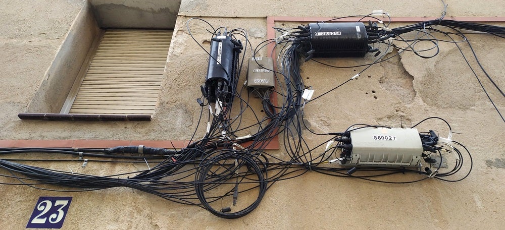 Foto portada: cables a les façanes. Autor: ERC / cedida. 