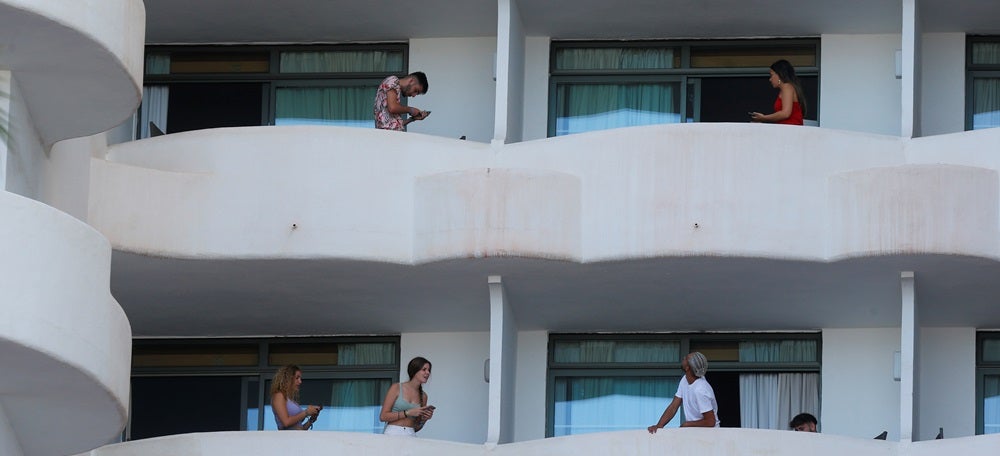 Estudiants confinats a l'hotel de Mallorca. Autor: Reuters via ACN. 