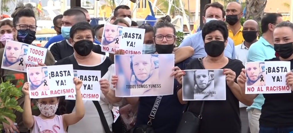 Foto portada: concentració de repulsa a l'assassinat de Younes  Bilal, de 37 anys, a Mazarrón (Múrcia). 
