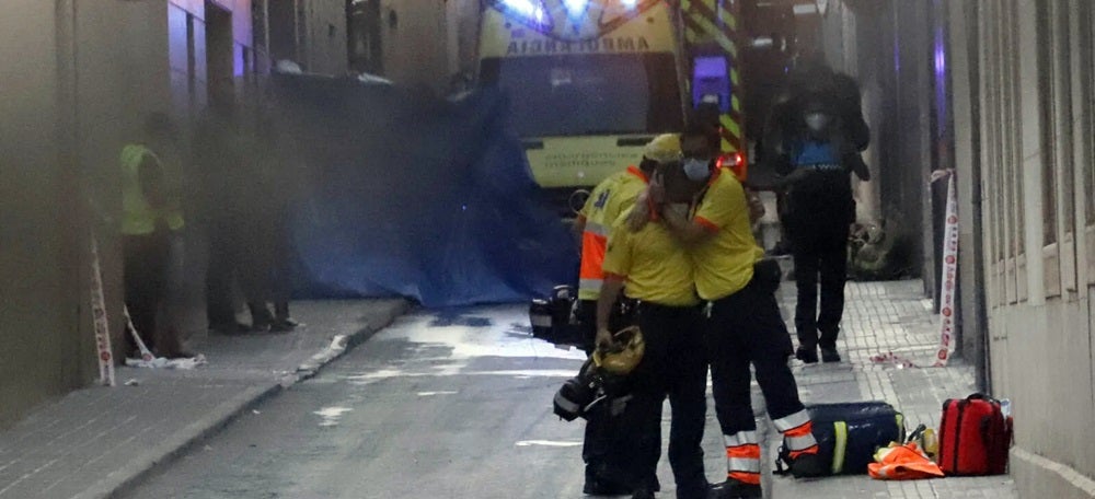 Foto portada: operatiu al voltant de l'incendi. Autor: Cristóbal Castro / Món Terrassa. 