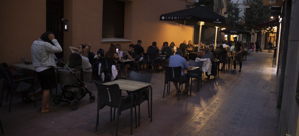 Foto portada: terrasses al vespre, al centre de Sabadell, el 13 de juliol de 201. Autora: Alba Garcia. 