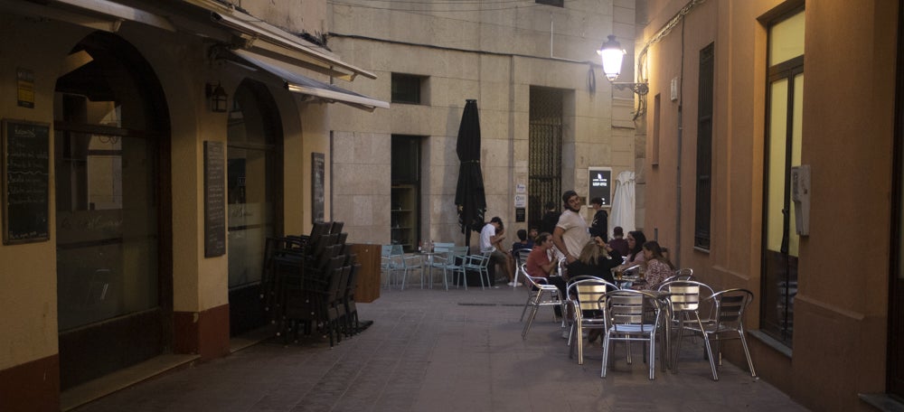 Foto portada: terrasses al vespre, al centre de Sabadell, el 13 de juliol de 201. Autora: Alba Garcia. 