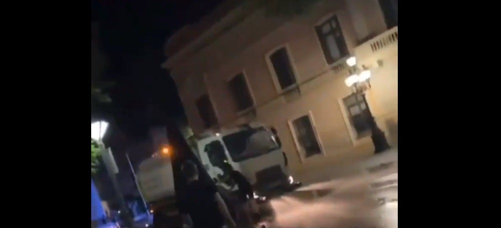 Foto portada: llançament d'objectes a la plaça Sant Roc. 