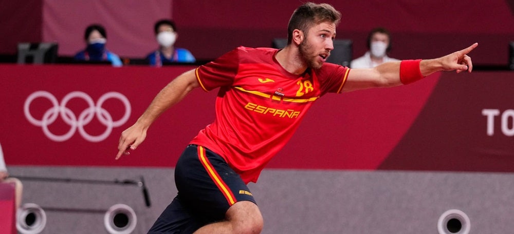 El jugador d'handbol Aleix Gómez, a Tòquio, contra Egipte.