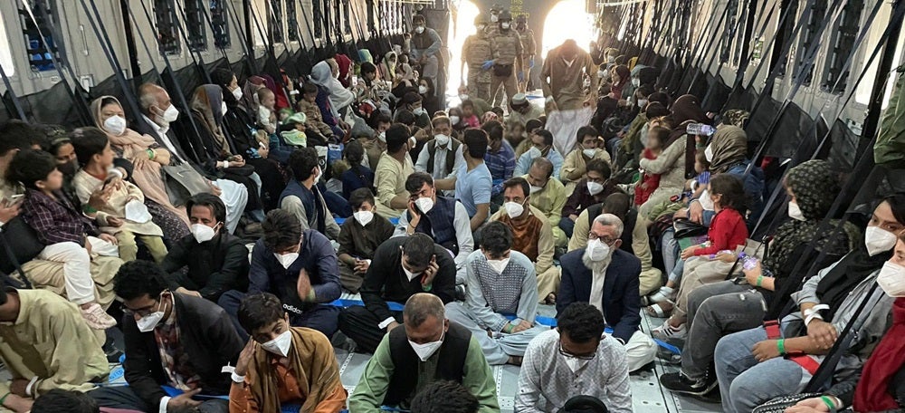 Pla general de l'interior d'un avió de l'exèrcit espanyol ple de persones que marxen de l'Afganistan. Imatge difosa el 25 d'agost del 2021. Foto: Ministeri de Defensa. 