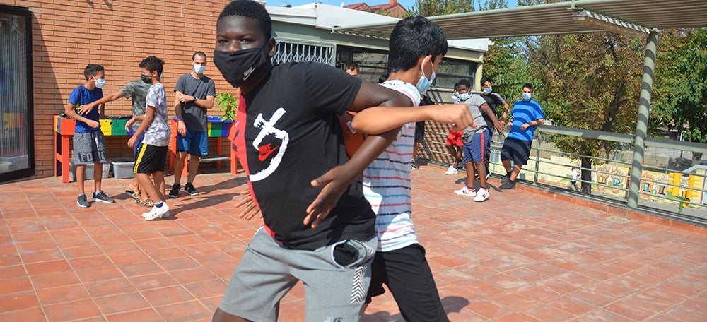 Joves realitzant una activitat a l'Espai Jove de Can Rull. Autor: David B.