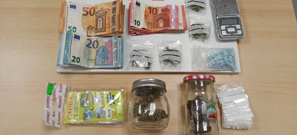 Pla detall dels 39 grams d'haixix, 11,57 grams de marihuana i 65 pastilles MDMA que els Mossos han trobat en un escorcoll a un detingut a Sabadell, el 6 d'agost del 2021 (Horitzontal)