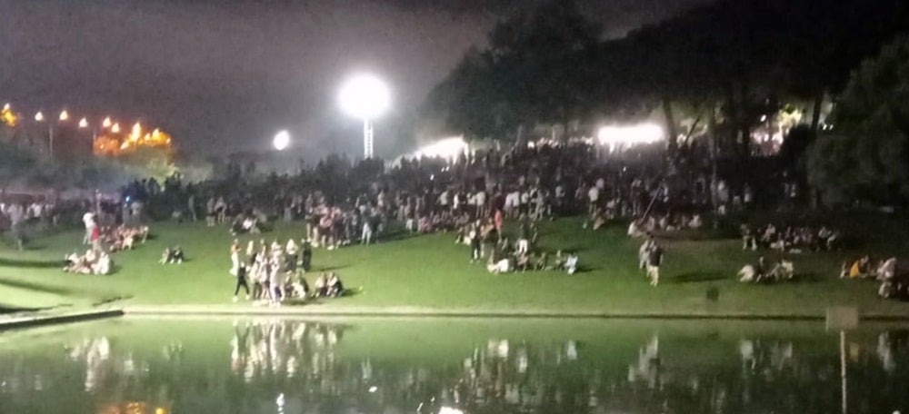 Foto portada: centenars de persones a la gespa del parc de Catalunya, la nit de dissabte a diumenge. Autor: cedida. 