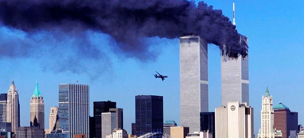 Foto portada: el segon avió camí de la torre sud de les Torres Bessones de Nova York. 