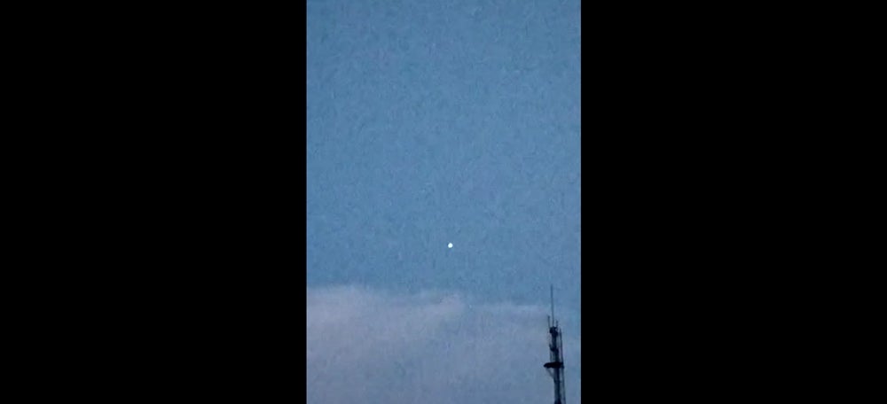 Part del vídeo enregistrat per un veí on es veu un Objecte Volador No Identificat, a Castellarnau. Autor: cedida.