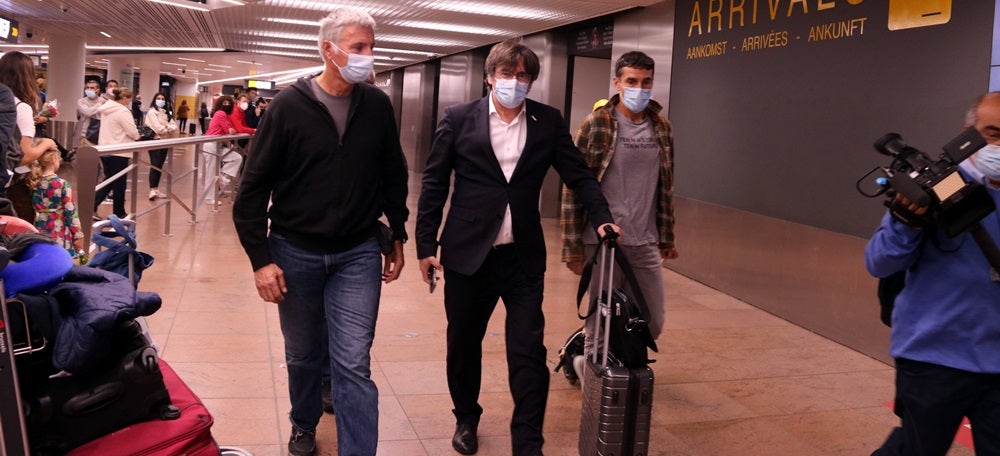 Foto portada: l'expresident Carles Puigdemont, a la seva arribada a l'aeroport de Brussel·les, el 27 de setembre del 2021. Autor: ACN. 