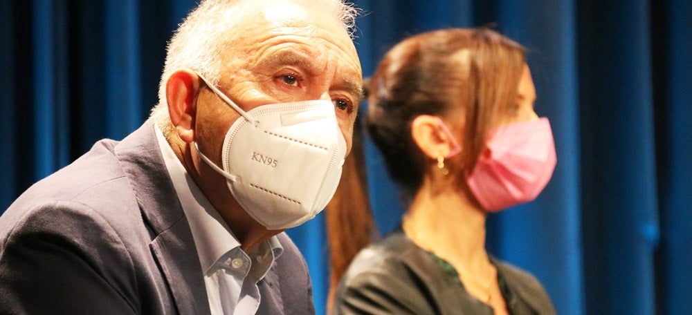 Pla mig curt d'Antoni Poveda, vicepresident de Mobilitat i Transports de l'Àrea Metropolitana de Barcelona, i l'alcaldessa de Sabadell, Marta Farrés, en el 2n Congrés Qualitat de l'Aire de Sabadell, el 14 d'octubre de 2021. (Horitzontal)