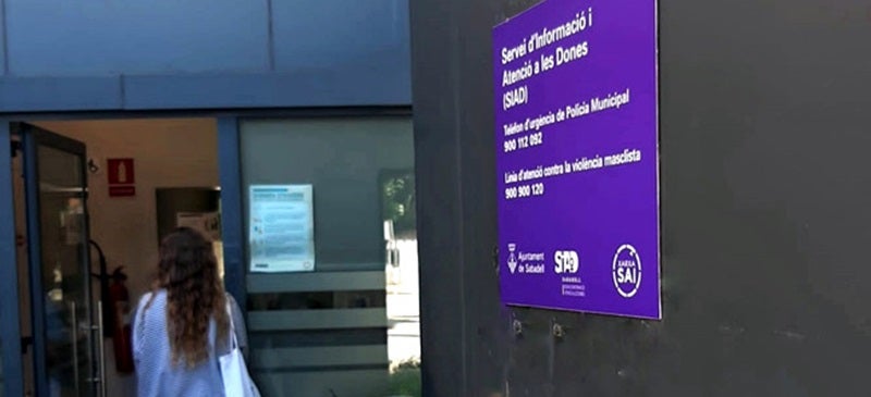 Foto portada: entrada del servei de Feminismes. 