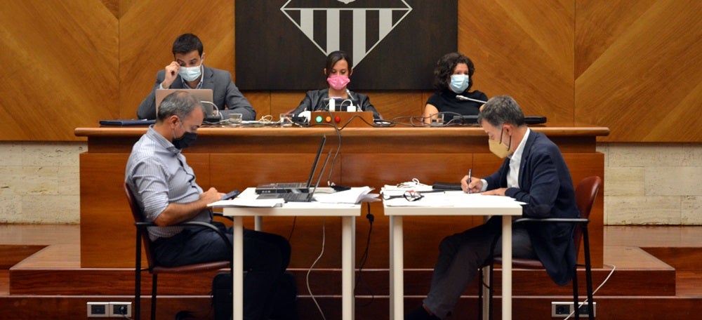 Foto portada: la sala de plens, durant el ple municipal d'octubre de 2021. Autor: J.d.A.