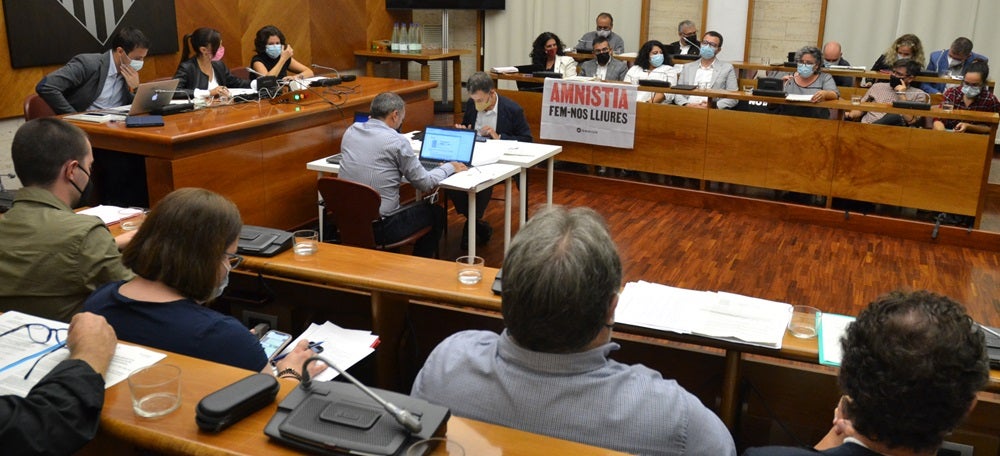 Foto portada: la sala de plens, durant el ple municipal d'octubre de 2021. Autor: J.d.A. 