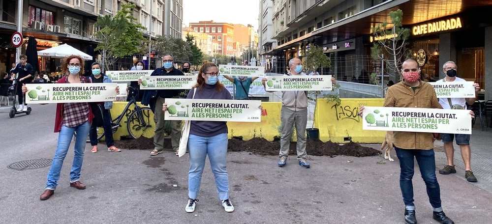 Foto portada: 'Performance' de la Crida en rebuig del pàrquing del Passeig. Autora: J. Ramon