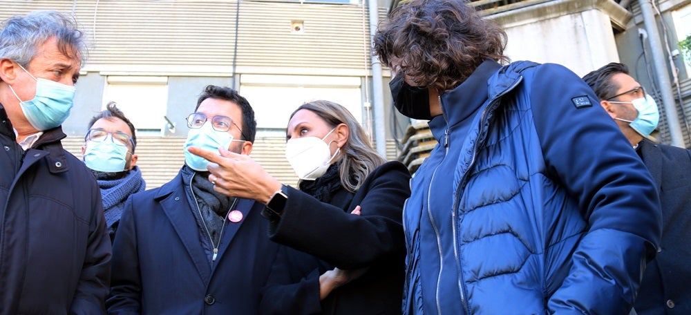 Aragonès i l'alcaldessa de Badia, Eva Menor, aquest dissabte. Autor: ACN.