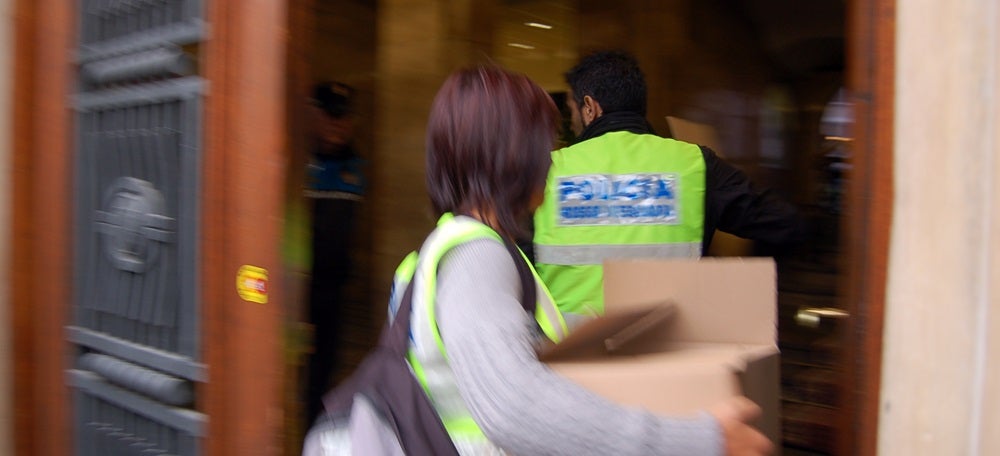 Foto portada: agents de la policia entrant a l'Ajuntament per registrar-lo, el 27 de novembre de 2012. Autor: David B. 