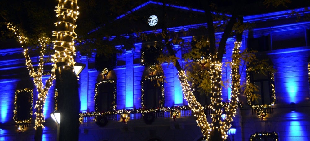 La façana de l'Ajuntament, amb l'enllumenat nadalenc. Autor: David B. 