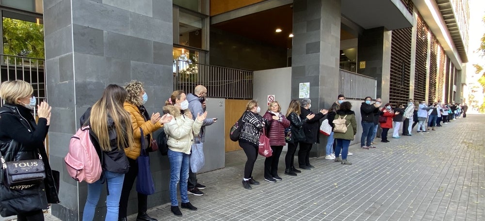 Foto portada: cadena humana del personal de QuirónSalud per reivindicar millores salarials, aquest dimecres al migdia. Autora: J. Ramon.