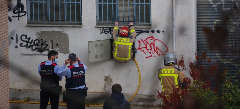 Foto portada: els Bombers treballant en l'extinció de l'incendi. Autora: V.D / cedida. 