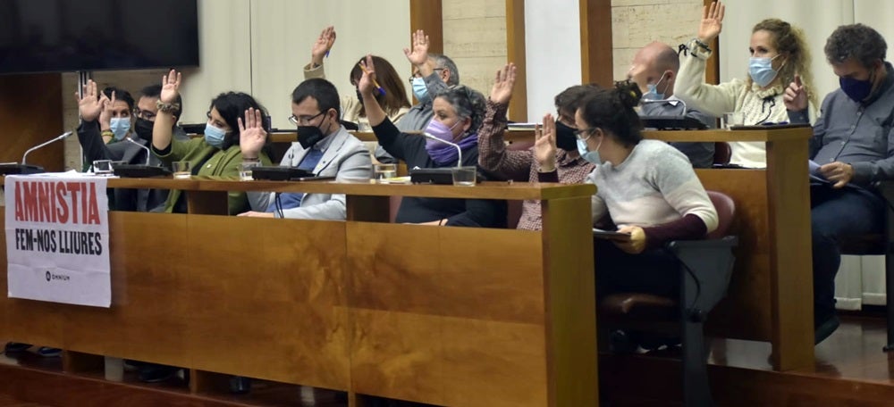 Foto portada: l'oposició, votant un dels punts del ple. Autor: David Chao. 