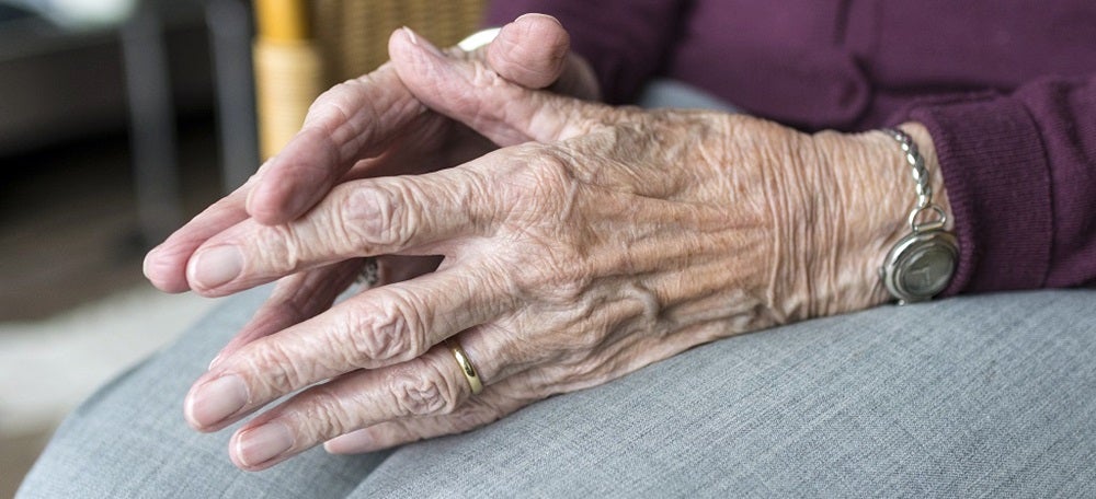 Foto portada: una senyora d'una residència. Autor: Generalitat.