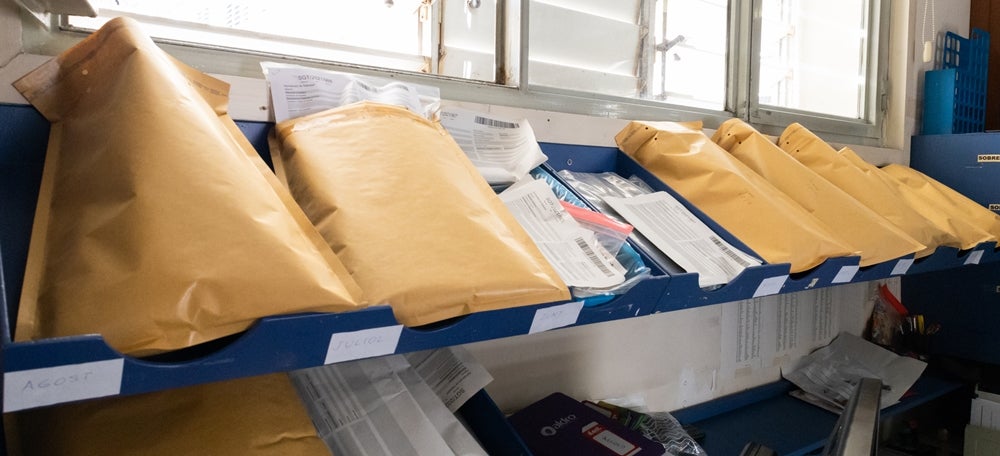 Mòbils perduts a l'oficina d'objectes perduts de la Policia Municipal. Autora: Gemma Vives.