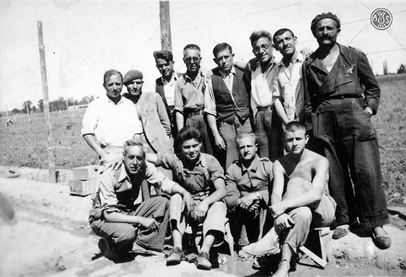 Camp de concentració de Bram (França). Josep Rosas de peu, sisè d'esquerra a dreta. El primer de peu és Josep Pera. A la fila de sota el primer agenollat és el dibuixant