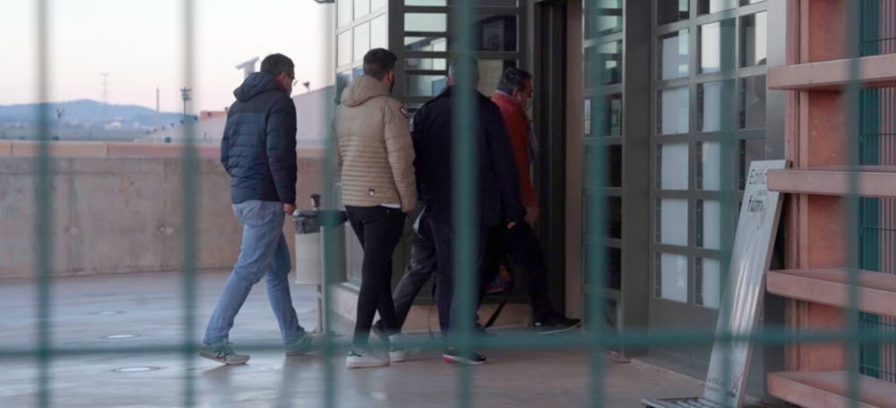 Manuel Bustos, de vermell, entrant a la presó de Lledoners. Autor: Álex Verdejo.