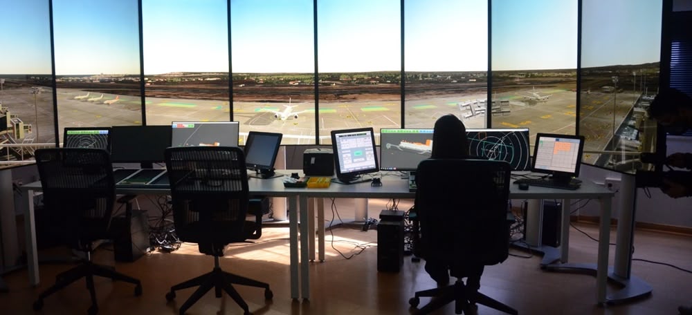 Foto portada: una imatge de l'escola de controladors aeris i del seu simulador, aquest matí. Autor: David B.