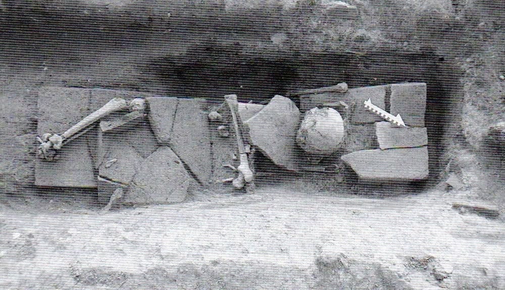 Tomba amb esquelet i restes de la coberta de teula.