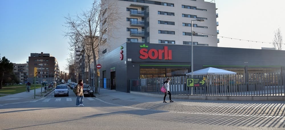 Supermercat Sorli Discaul, al barri de Can Llong, l'any 2022. Foto: David Chao. 