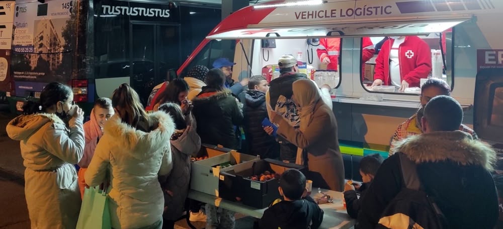 Foto portada: dispositiu d'avituallament de la Creu Roja, a les cotxeres de la TUS. Autor: Creu Roja via Twitter. 