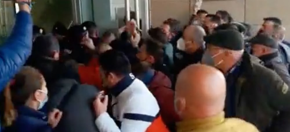 Foto portada: captura de pantalla del asalto al ayuntamiento de Lorca. 