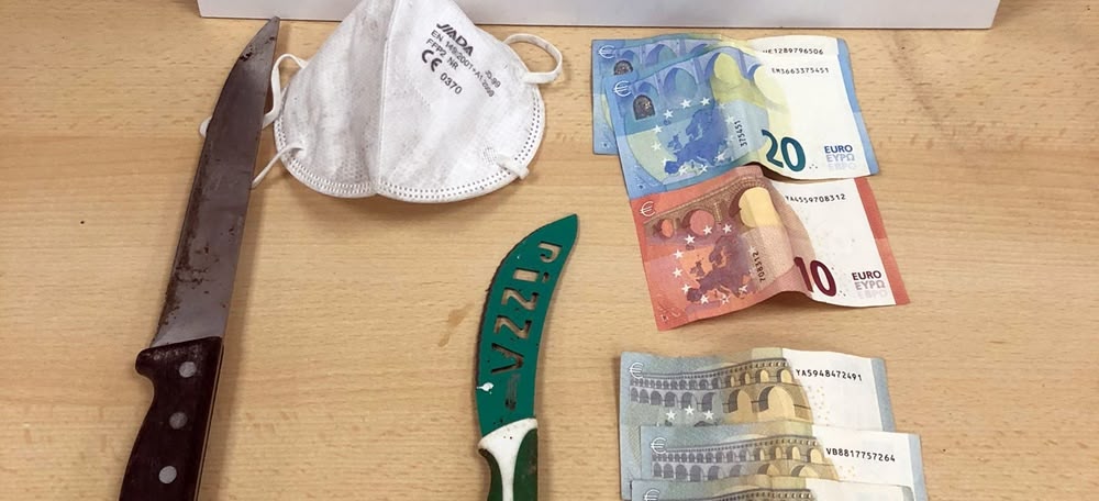 Foto portada: ganivet i bitllets. Autor: Mossos. 