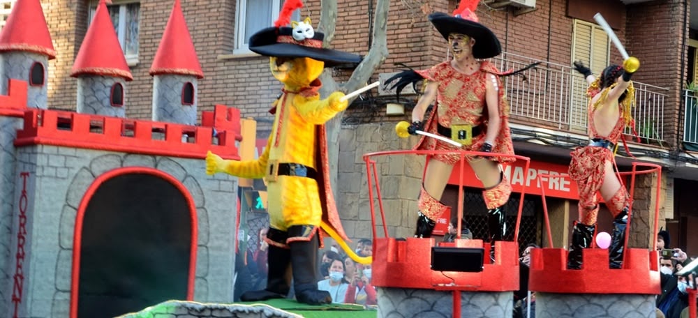 Foto portada: la carrossa del gat amb botes, de l'AV Torrent del Capellà. Autor: David B. 