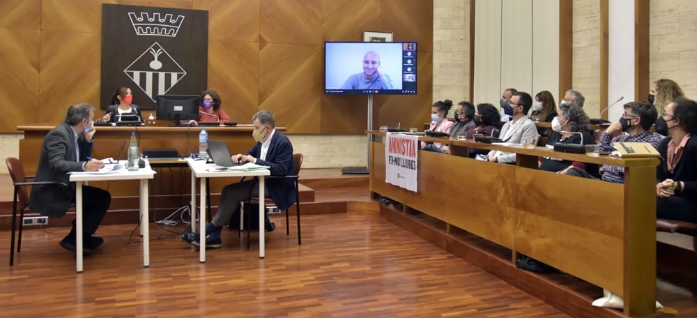 Foto portada: un moment del ple de març. Autor: David Chao. 