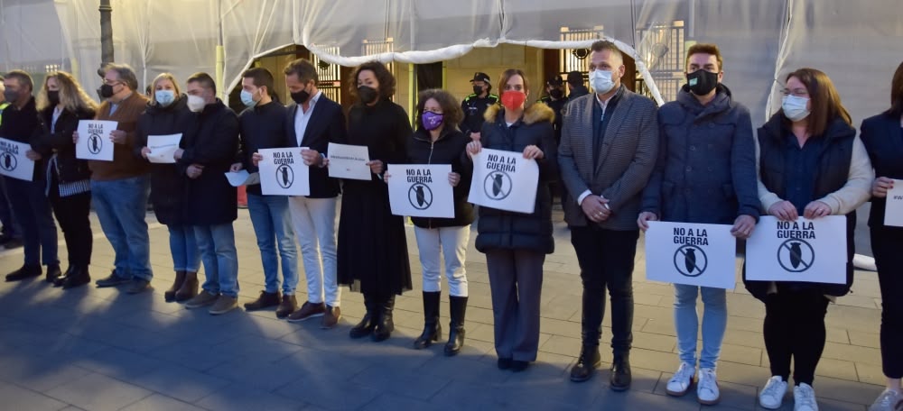 Representants de l'Ajuntament, a la concentracio Foto portada: David Chao. 