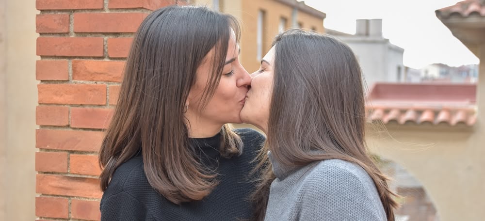 Laura Paré i Laura Rifer, les dues sabadellenques fent-se un petó a la terrassa de casa seva. Autor: David Chao.