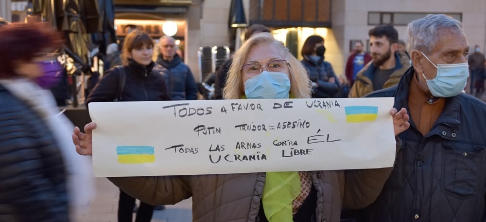Una de les manifestants en la concentració en contra de la guerra a Ucraïna. Autor: David Chao.