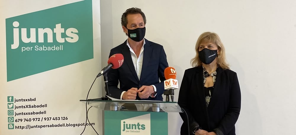 El portaveu Lluís Matas i la coordinadora local Mercè Cantero en la roda de premsa de Junts d'aquest dimecres. Autora: J. Ramon