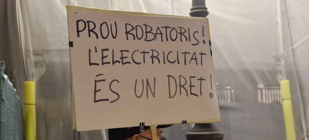 Un dels cartells a la concentració de la Plataforma contra el robatòri de les elèctriques. Autor: David Chao.
