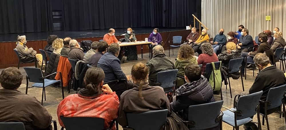 Foto portada: un moment de la segona trobada de la Plataforma en Defensa del Riu Ripoll. Autora: J. Ramon.