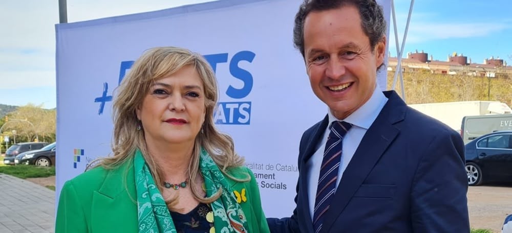 Foto portada: la consellera de Drets Socials, Violant Cervera, i el portaveu municipal de Junts, Lluis Matas, aquest dijous al solar on s'ha de fer la residència del sud, que s'anomenarà Sabadell - Parc Central. Autor: Junts per Sabadell / cedida. 